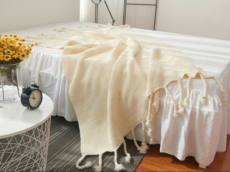 Soft Knitted Throw with Tassels for Couch and Office